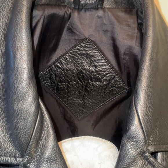 Vintage Women’s Black 100 % Leather Jacket - Medium - Picture 6 of 7